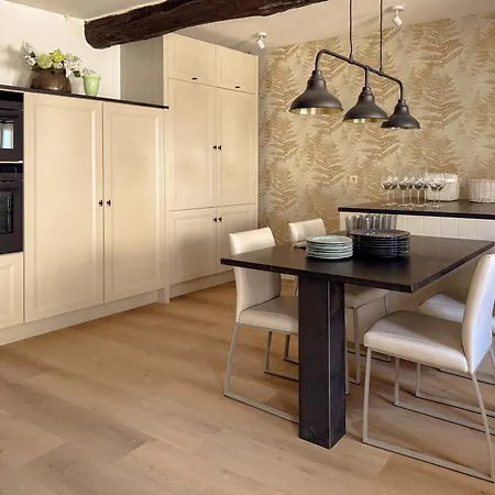 6p 3b Berneau Entertainment Retreat Holiday home